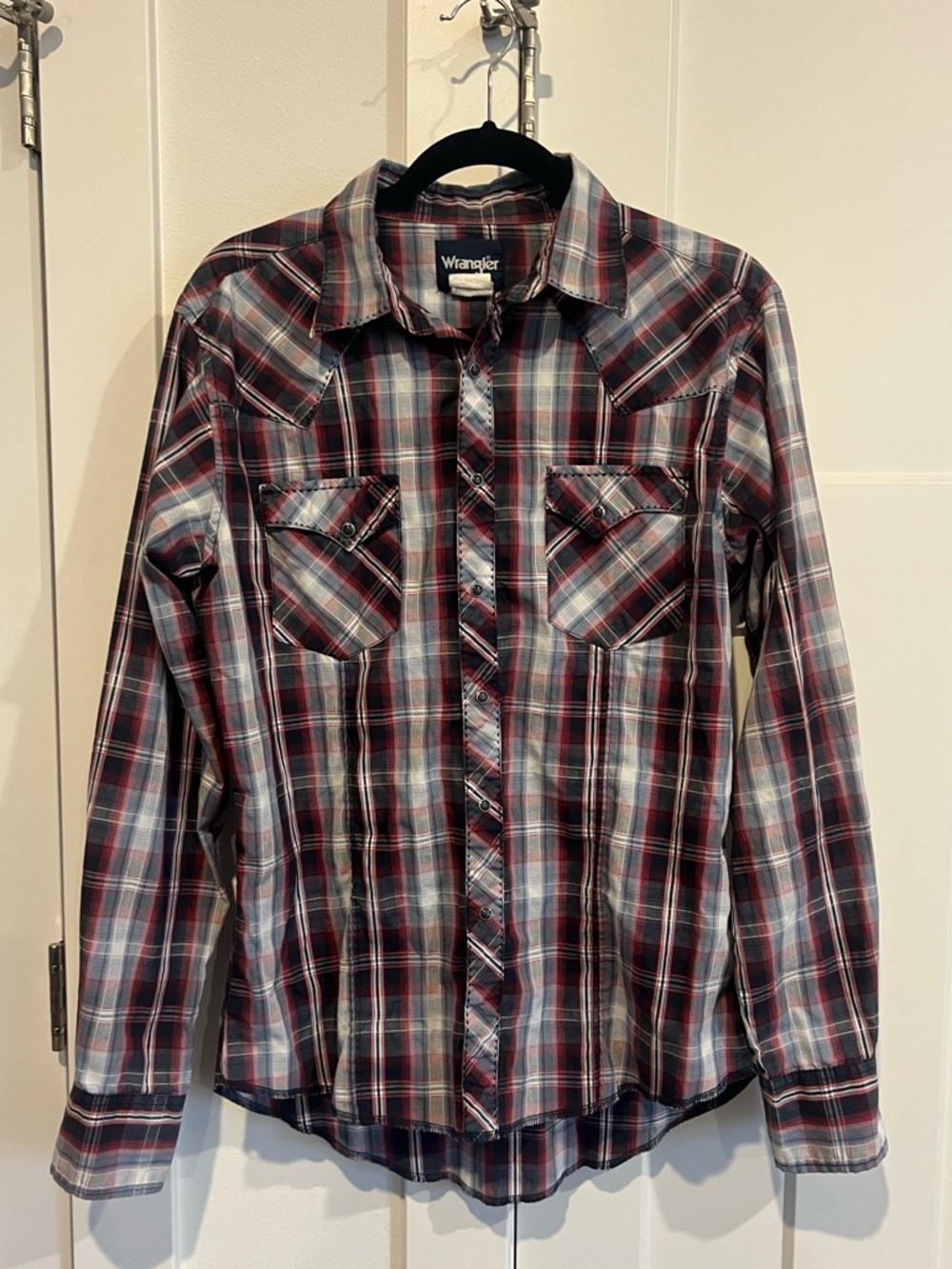 Wrangler men’s medium Navy, Red & White Plaid Western snap Shirt
